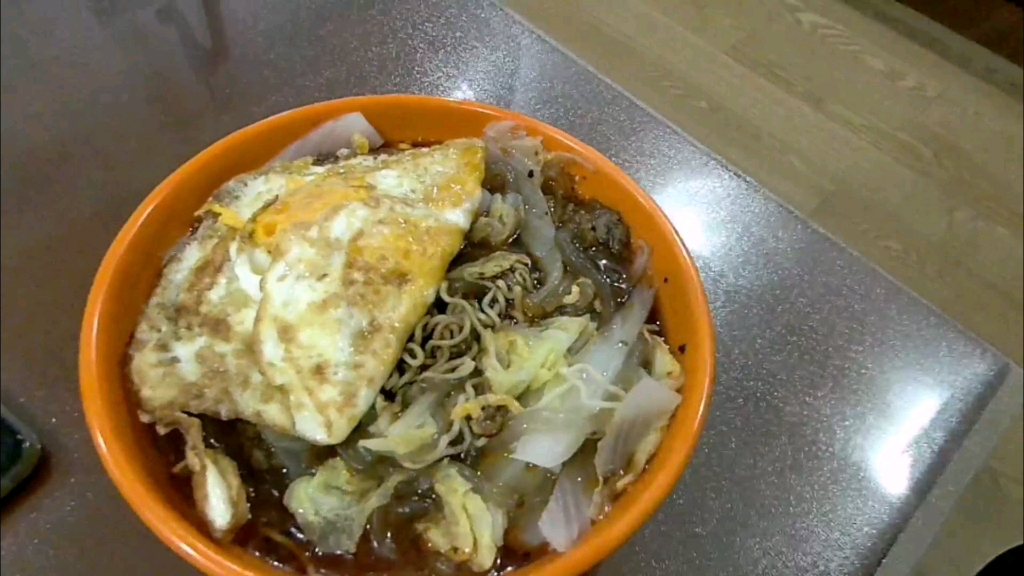 Eating off work: Hot and Sour Noodles + Instant Noodles (●°u°●)".