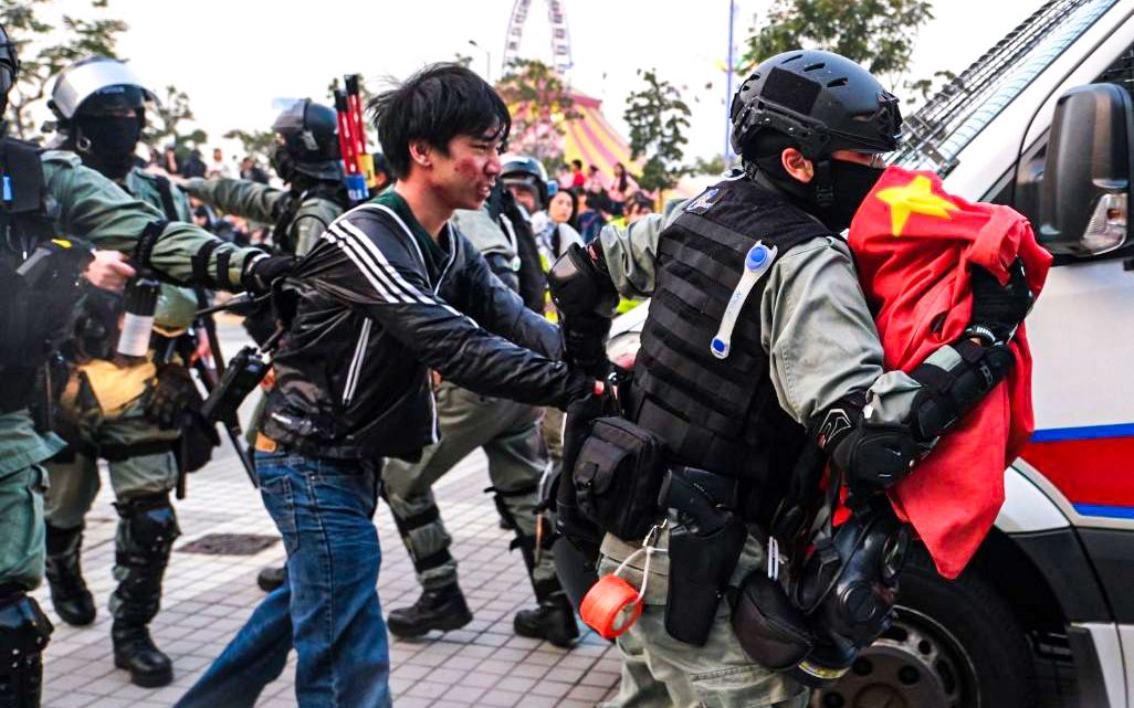 被迫拔枪！香港警察在侮辱国旗现场拘捕暴徒，遭围攻......