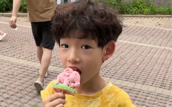 妈妈给小朋友买了一根大象冰淇淋，大家看看小朋友能全部吃完吗