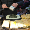 南京能仁里集市，这个早市每天早晨都散发着诱人的香气，是南京美食爱好者的天堂。桂花汤圆、芝麻千层饼、老城南特色蒸儿糕、老牌蜜汁藕等特色小吃，深受市民和游客的喜爱