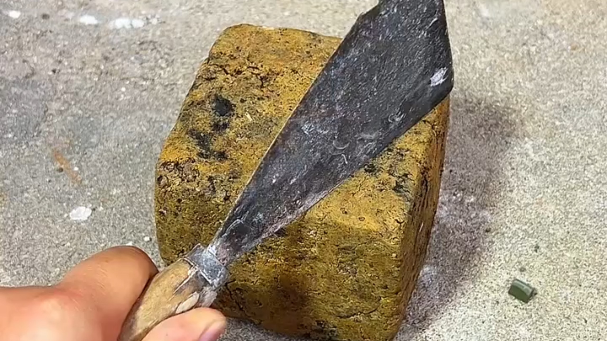 一块黄水晶无事牌的加工过程