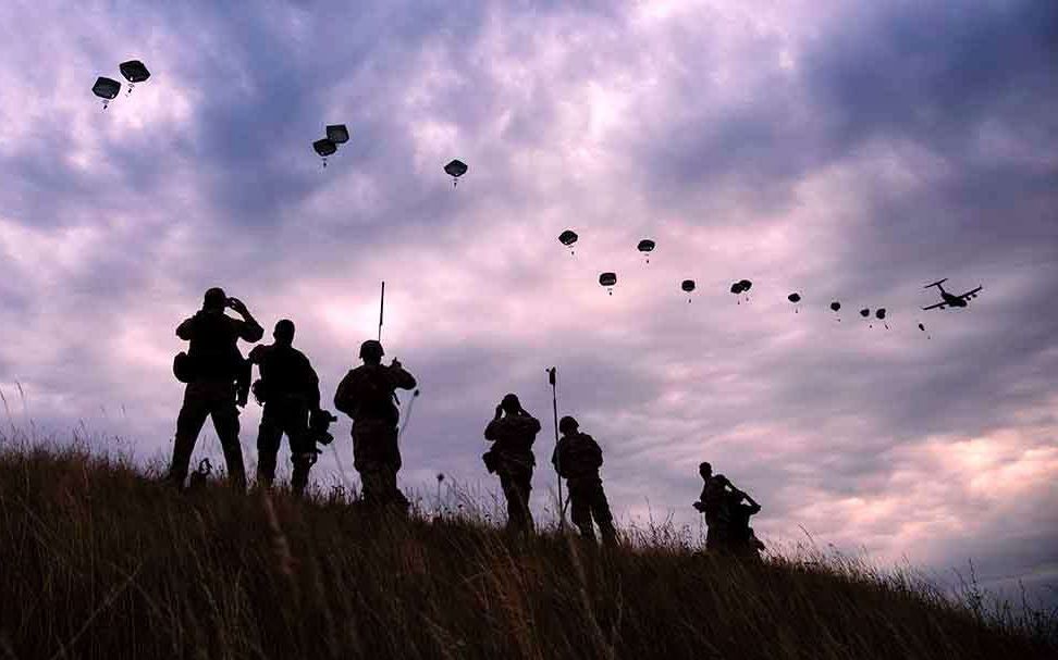 【薄荷de武装突袭】地狱伞兵空投敌后偷鸡摸狗，不平衡PVP对抗，新兵指挥