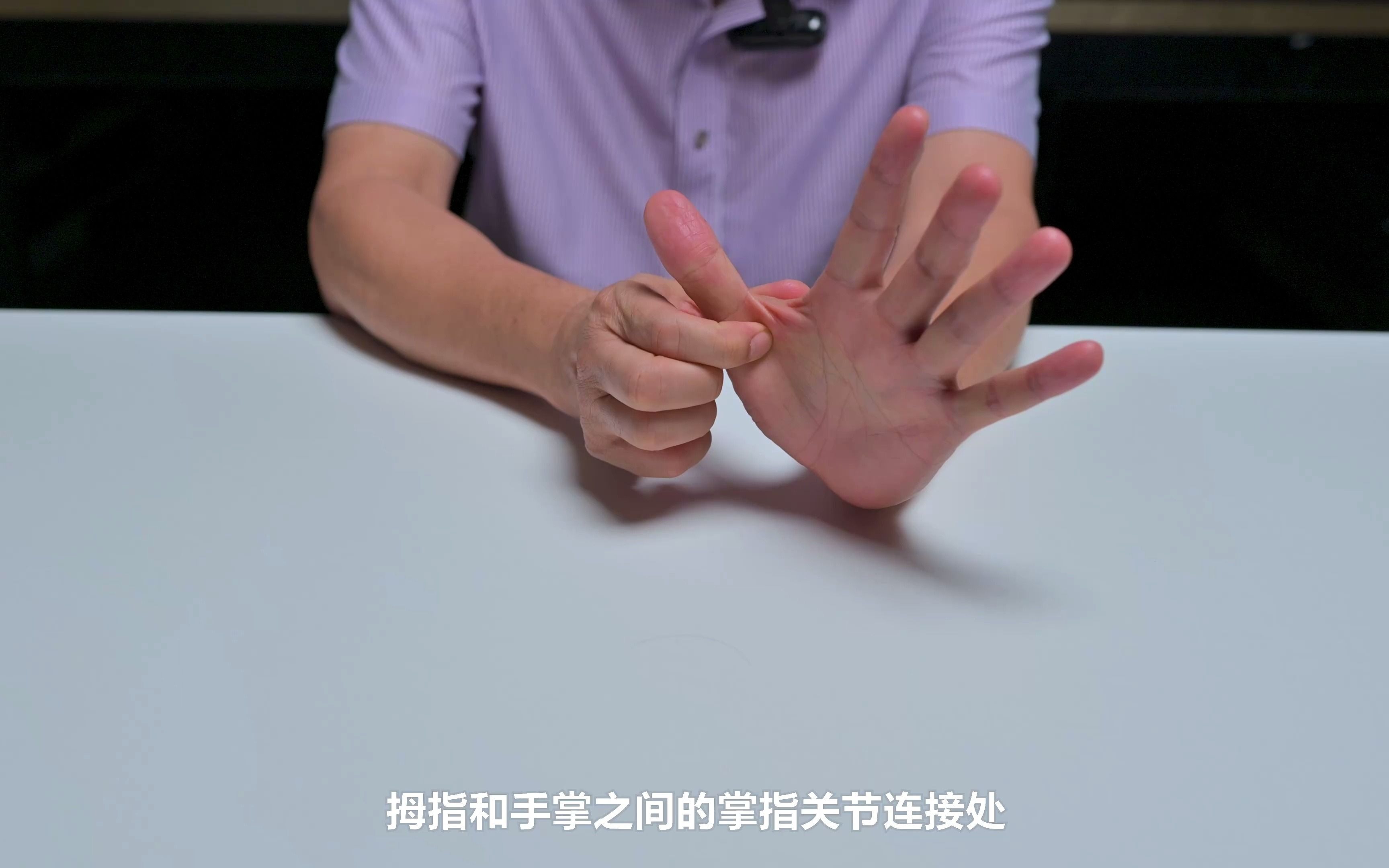 手指甲边上长了很硬的死皮，剪掉了还会长出来，如图，请问这种在医学上叫什么？如何处理