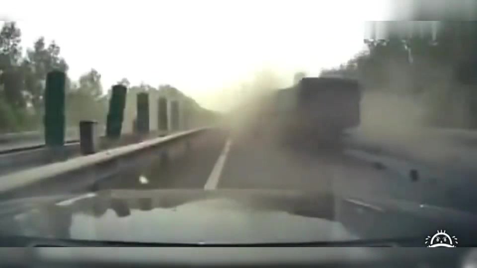 你看我一躲…倒霉的就是他了