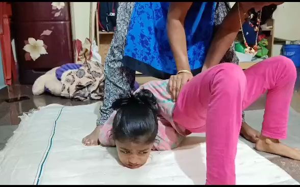 印度女孩疯狂后折被动训练