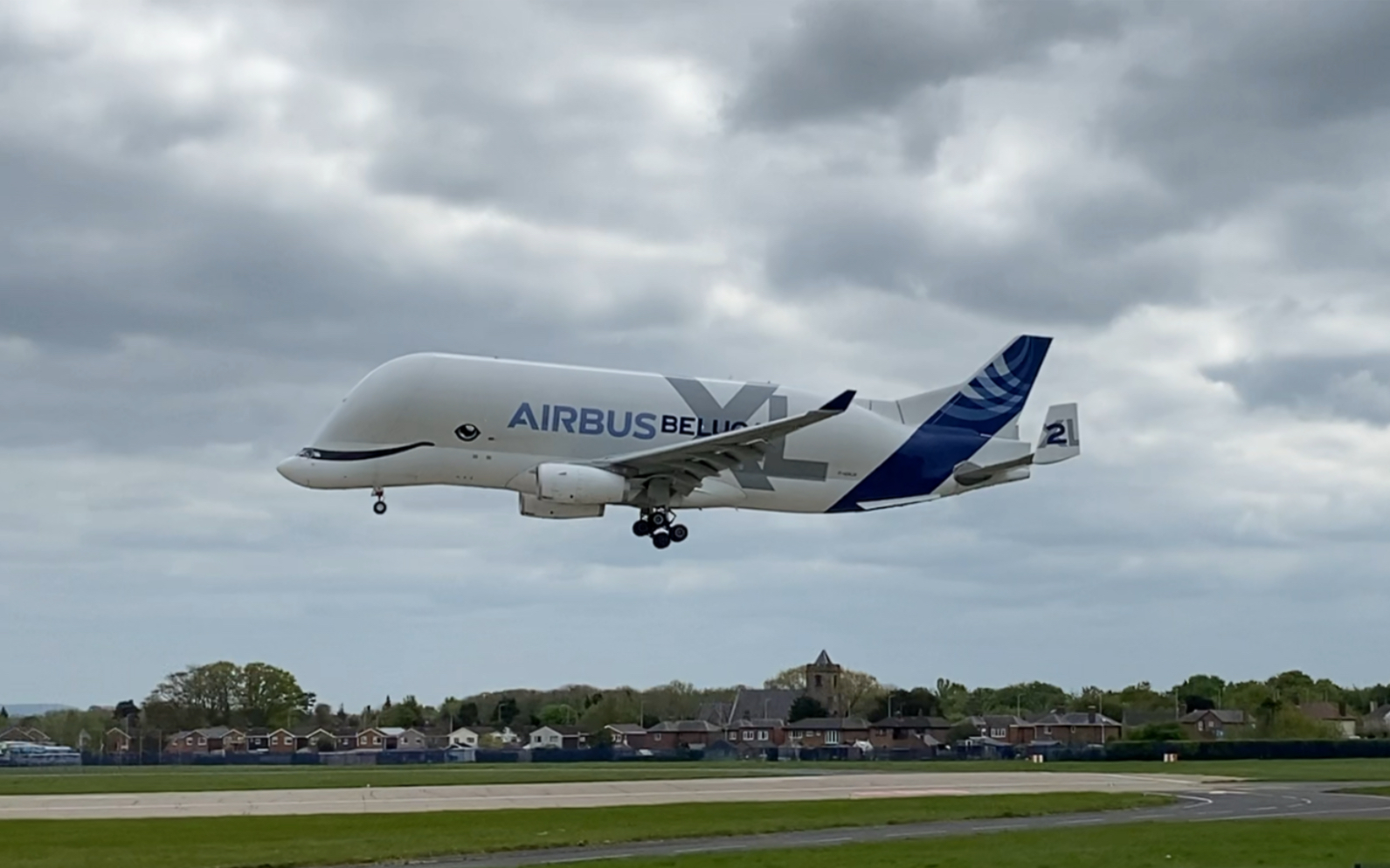 空客大白鲸 a330-700l beluga xl#2 f-gxlh 英国hawarden airport落地