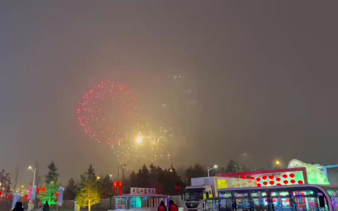 长春莲花山冰雪新天地跨年夜浪漫烟花点燃夜空祝你新年新气象在长春