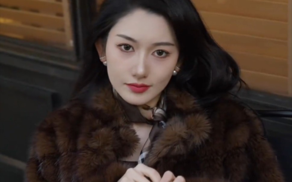 lit. when it's cold, wear mink