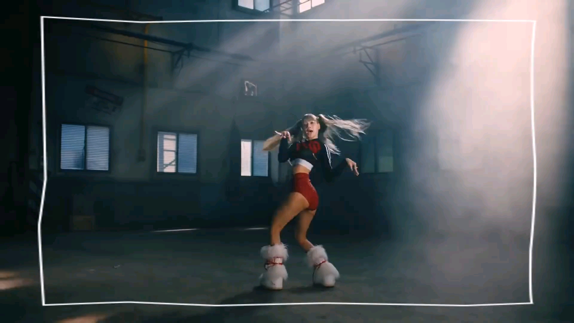 Lisa恨不得不穿衣服表演 为了融入欧美圈将底线彻底抛在脑后