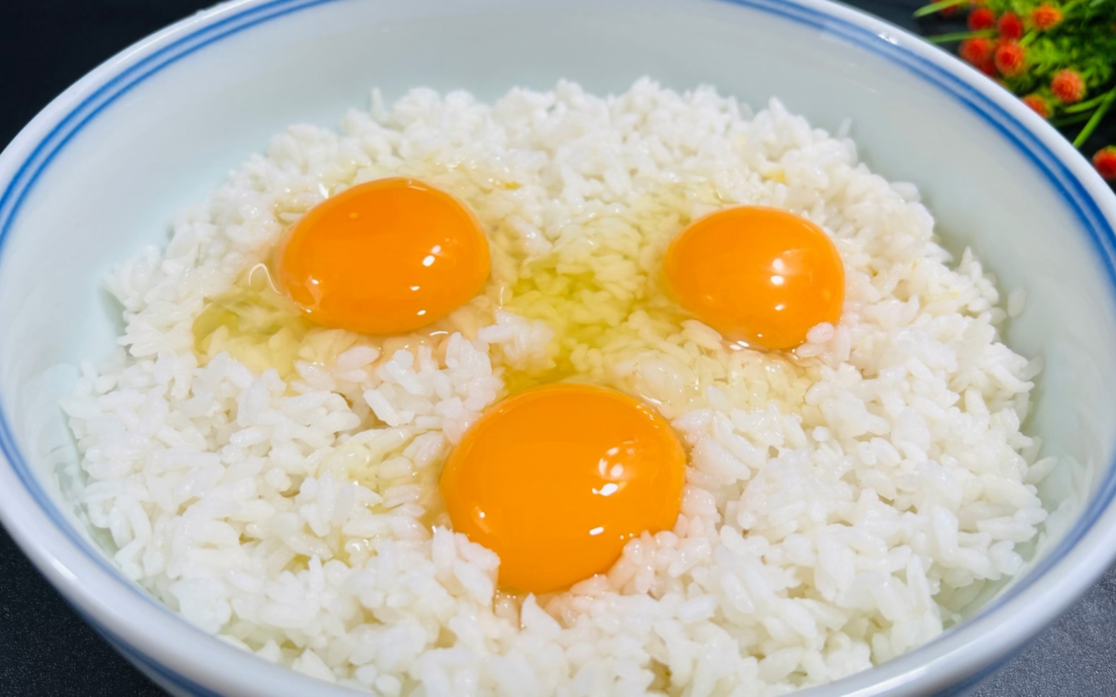 剩米饭里放3个鸡蛋不做蛋炒饭不油炸，教你神仙吃法，出锅比肉香