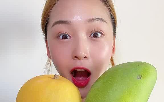 当韩国女生第一次吃比自己头还大的芒果#韩国人 #中韩情侣
