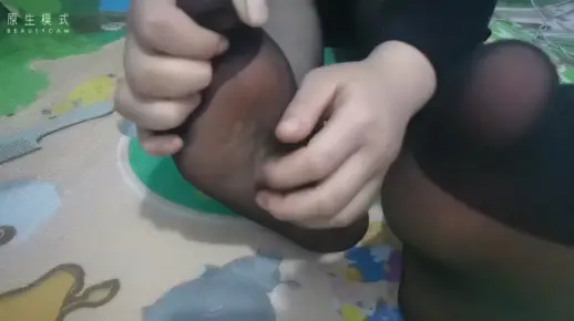 美女黑丝挠脚心挑战