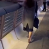 可爱的赤脚姑娘