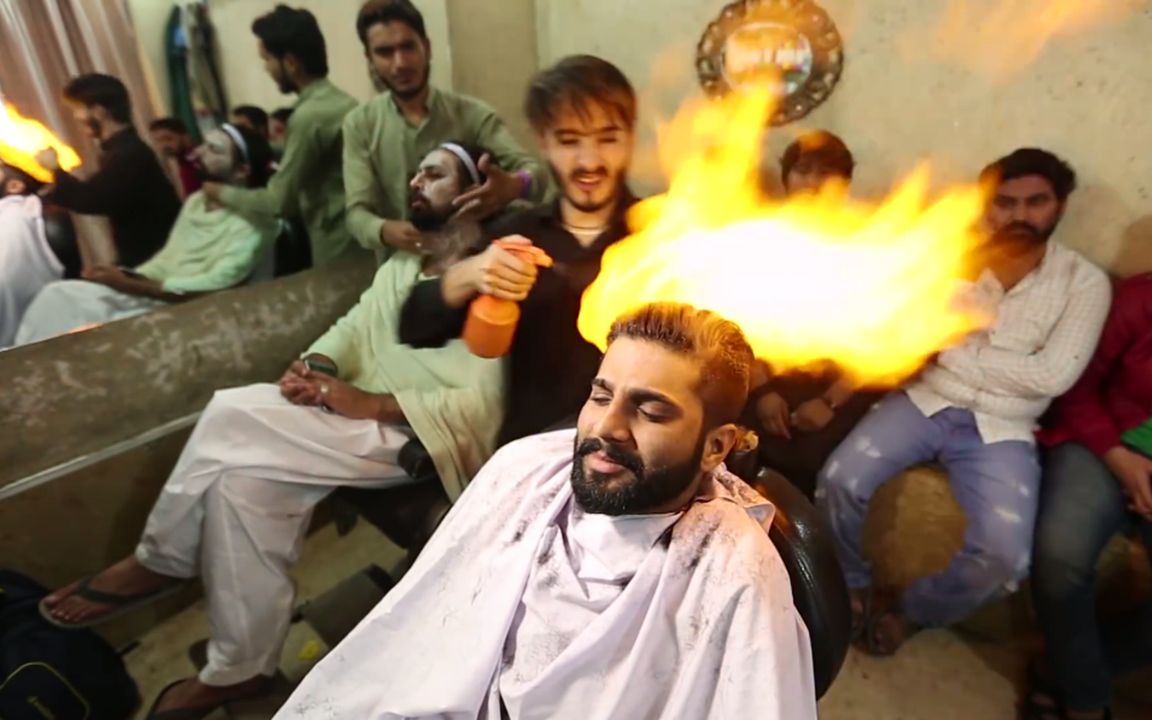 印度奇葩“火焰”理发师，在顾客头上直接点火，网友：不怕烧秃？