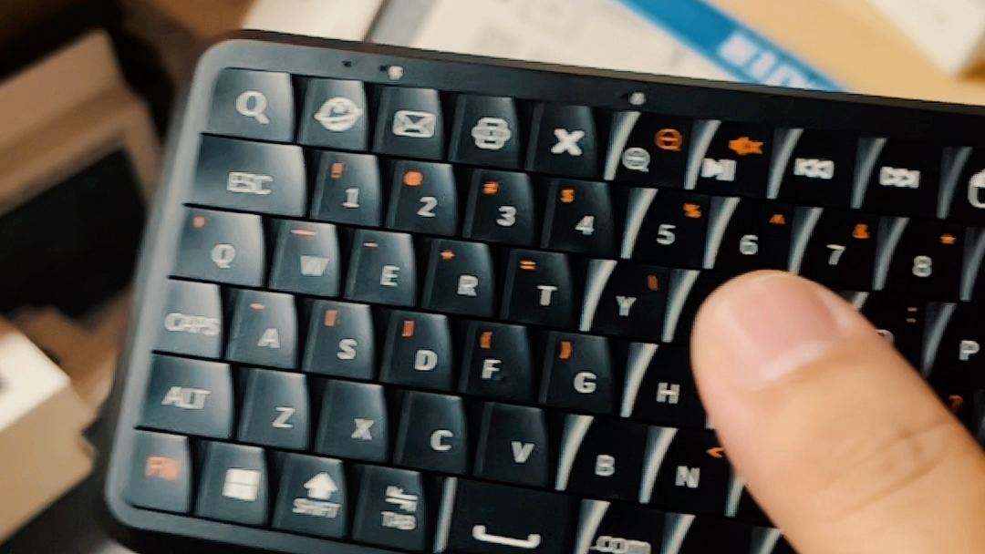 黑莓附体？ 来看跨境新品-hk公司的作品，mini飞鼠小键盘，重点是外型采用了黑莓bold 9900的经典双斜切面键盘设计（已获授权），清脆的手感简直棒