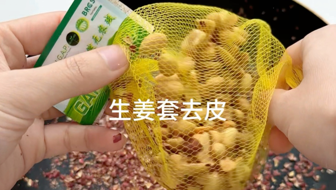 自制老字号早餐油茶面，偷懒的时候开水一冲就完事，今天有来自奶奶和外婆的投喂，豪华营养餐