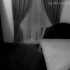 房间内的监控记录下灵异画面，不明生物盘坐在床上，这是要干嘛？