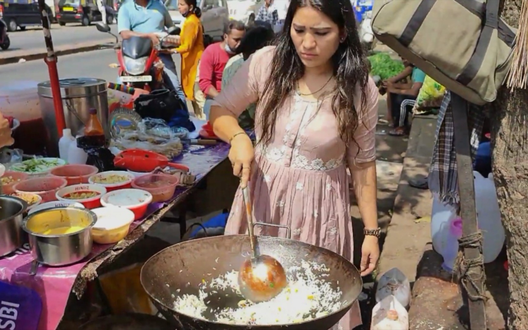印度街头的炒饭西施，来的人都不是为了吃饭