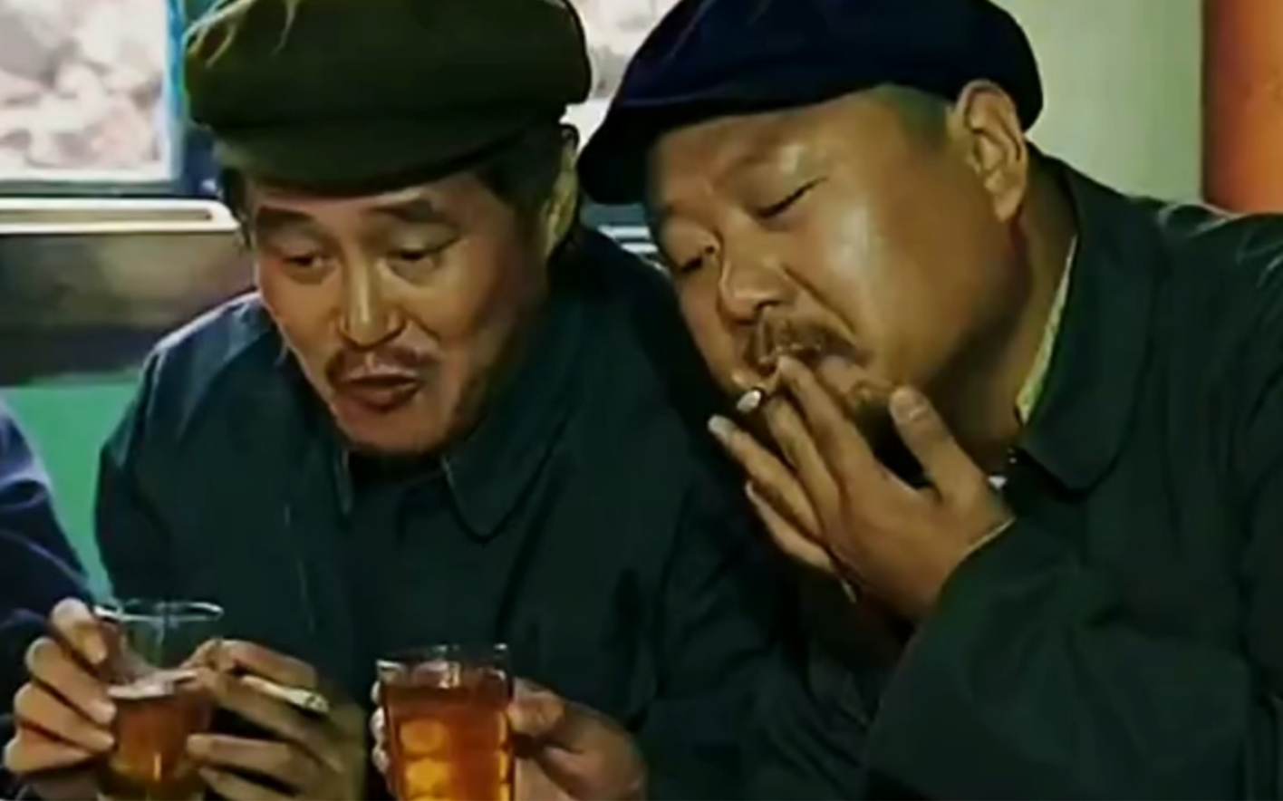 赵本山跟范伟在酒席上吃席这段，抽烟喝酒真太接地气了
