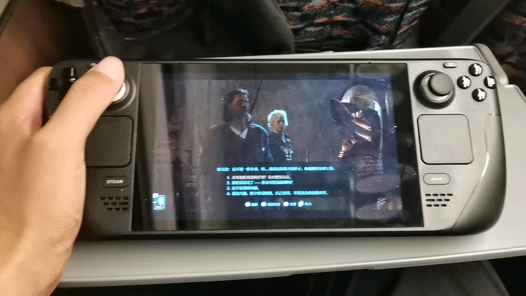 带steamdeck在高铁上玩《博德之门3》，画质很清晰，而且续航也很顶！