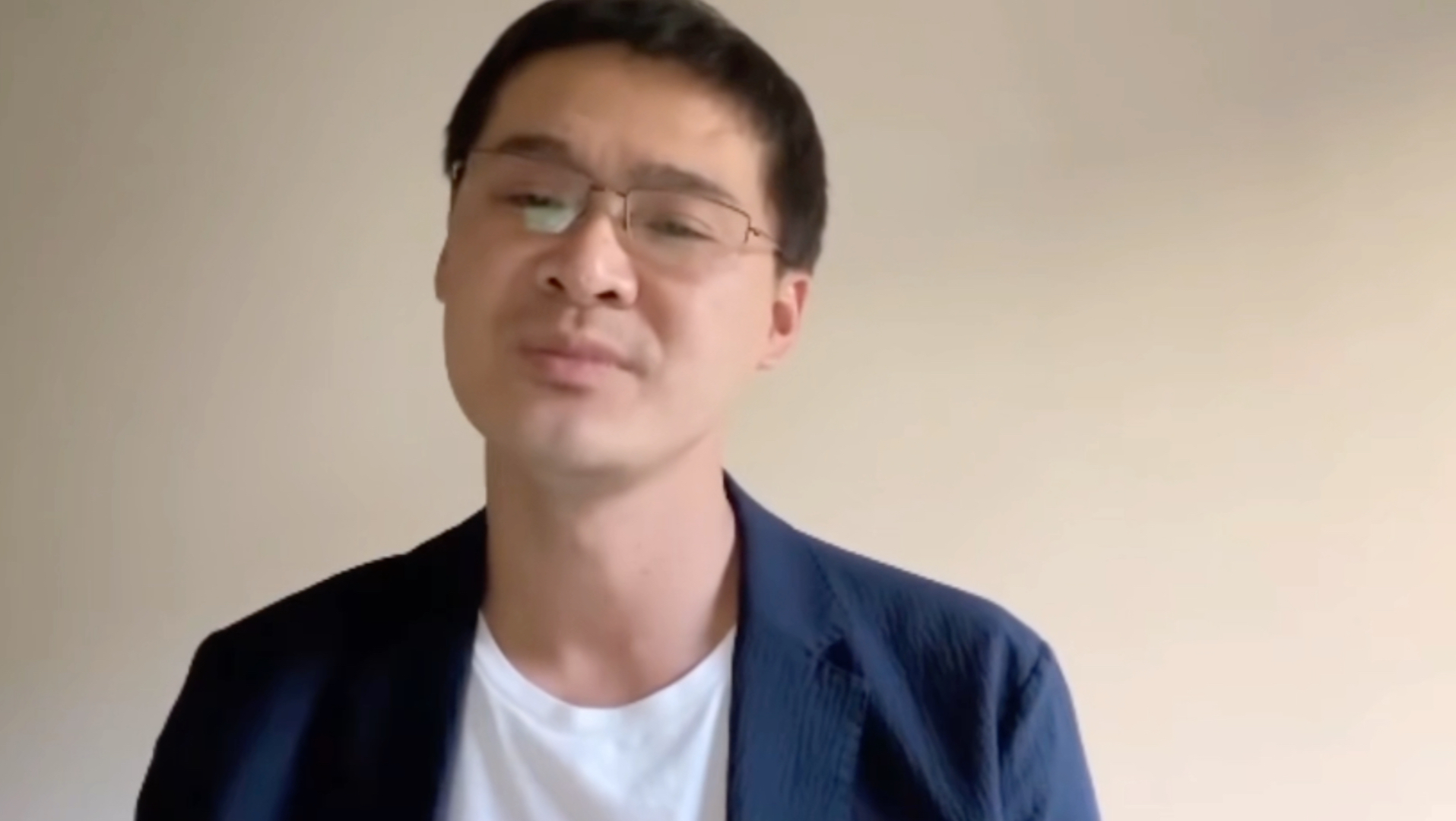 性格太单纯的人，一定要减少自己的分享欲，别人不问，你就什么都不要说，不要在个别的人和事上寄托太多的希望，其实没有什么东西值得我们倾注全部的热情。