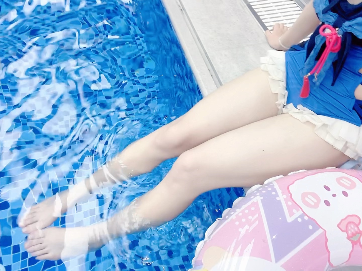 Let's swim with Ling Wah