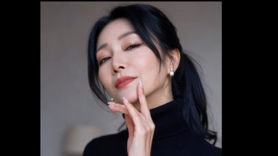 55到50岁温柔阿姨慢步走来，比心撒糖啦～｜AI生成