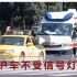 南京一出租车阻挡救护车，救护车司机急得开车门大喊：你往前走啊
