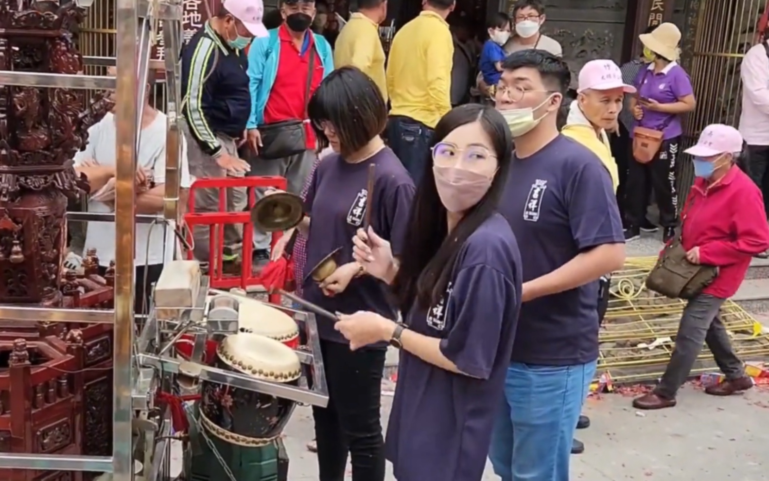 A pretty girl, the drummer of the North Pipe.
