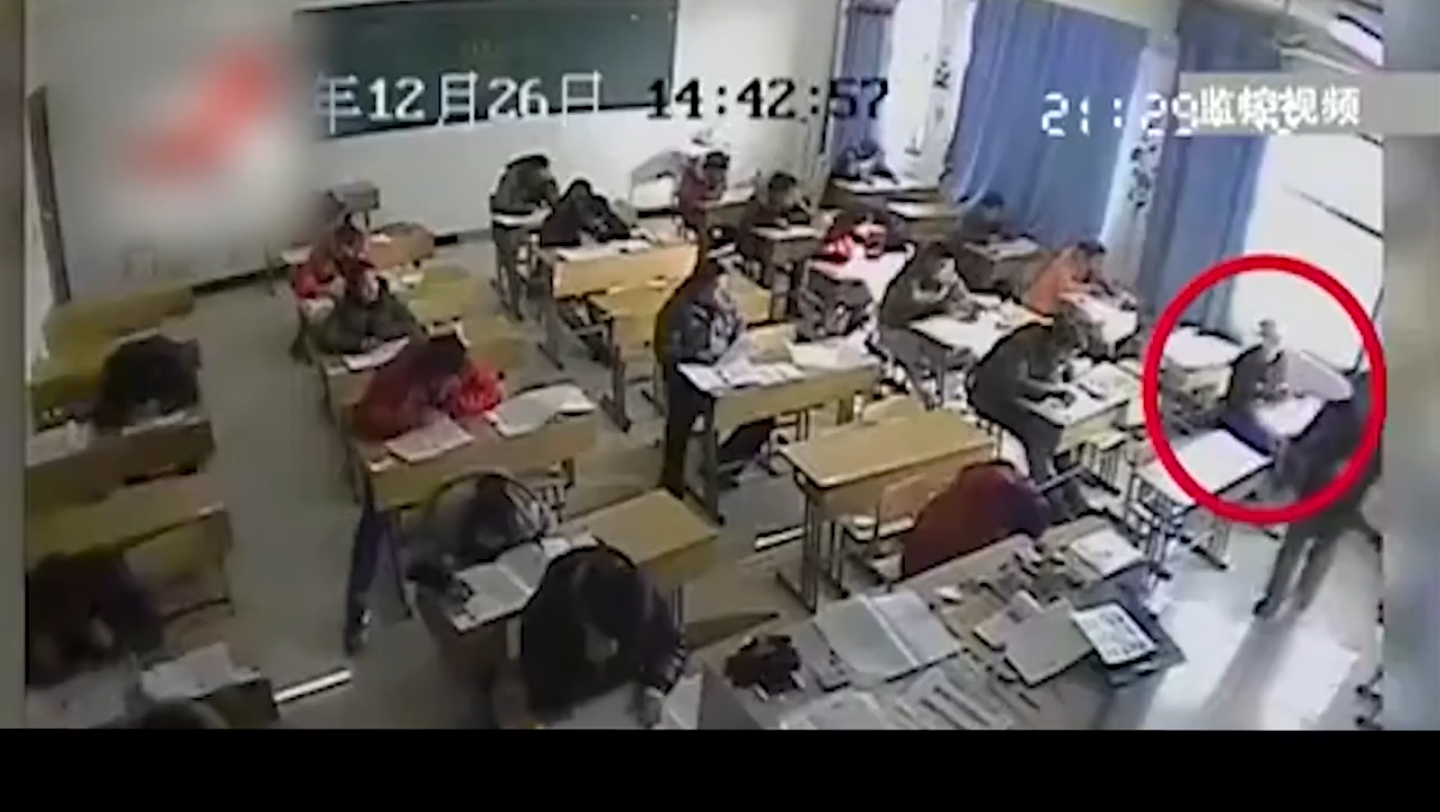 学生考试用一下橡皮，老师直接喊来武警，结果竟惊动全省