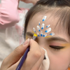 今天的108人儿童舞蹈表演化妆，加入了彩绘元素，生动形象又有趣用多色彩绘丙烯颜料，把花花画在面上佛山化妆师，乐从化妆师