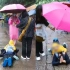 妈妈雨天背着生病儿子跪拜祈福 陌生女子为她撑伞3小时自己全身淋湿
