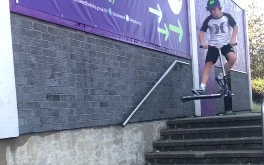 极限滑板车外国小孩如何玩滑板车