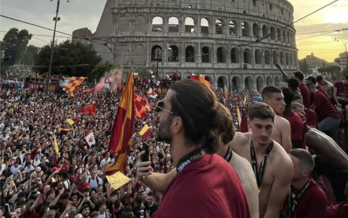 罗马俱乐部载誉归来，巴士经过斗兽场，罗马城的球迷出动欢迎冠军归来～