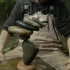 平衡艺术家在水中用石头叠成雕塑【平衡的艺术】