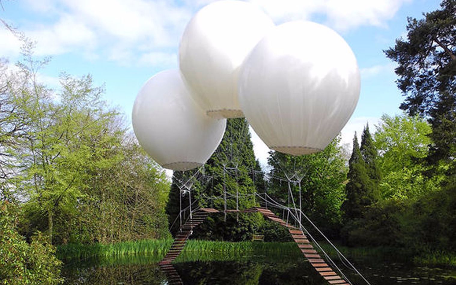 氦气球吊起的小桥，能支撑好多人，你敢试试吗