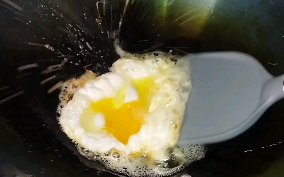 我的煎蛋会自己翻面，这就是鸡蛋的报恩吗