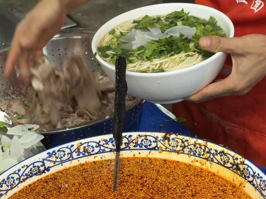 南京旅游吃兰州牛肉面，25一碗，小伙动作敏捷，抓一把牛肉