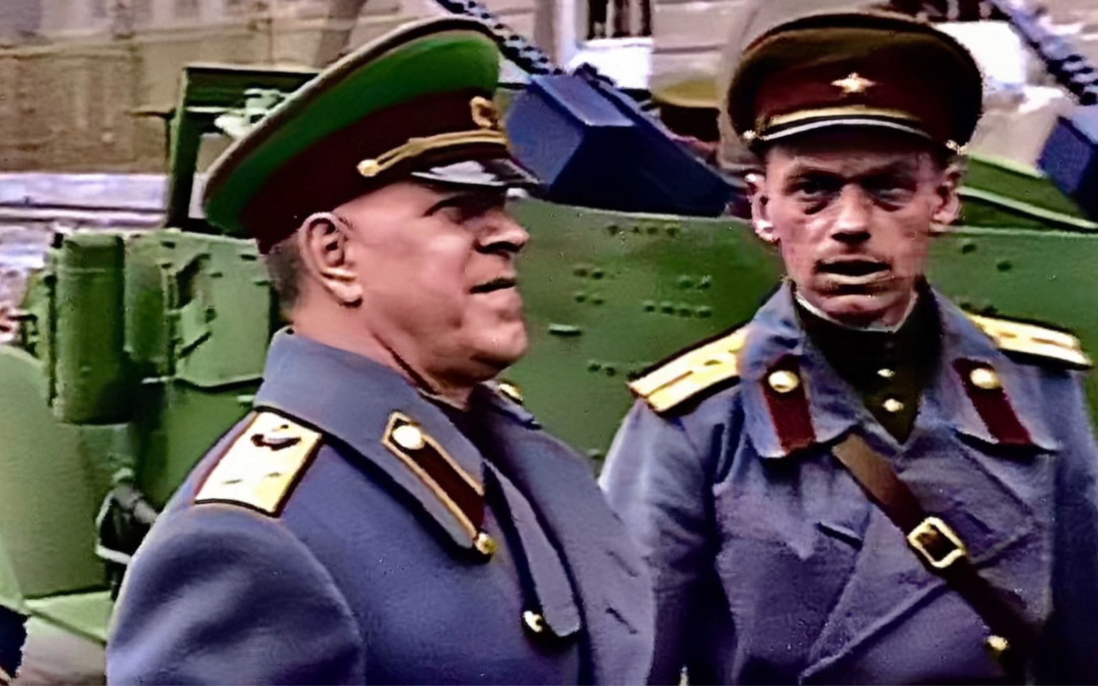 1945年5月，苏联红军攻占柏林、朱可夫元帅神气十足来到现场。