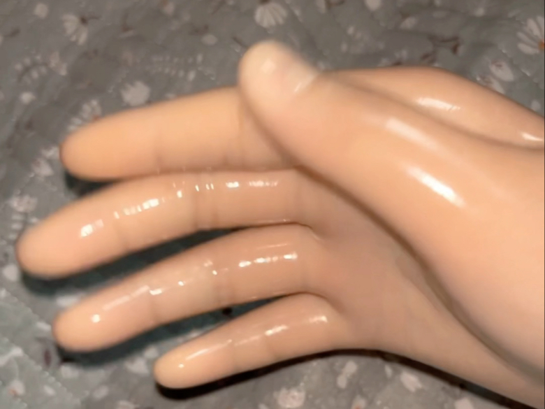 挑战戴一个月的乳胶手套后续来啦，上了一些油，更涩了。这几天手套里臭烘烘的，手像一个大包子，但是原来我是纯正的骨感手啊！！！图片发评论区