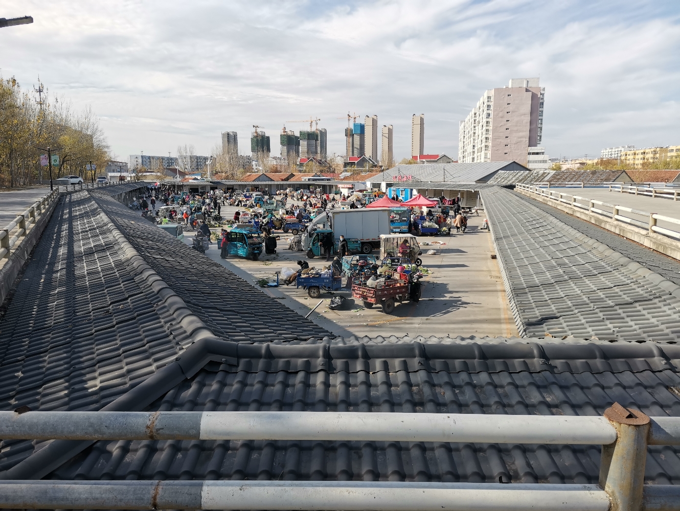 It's New Year's Eve! The market from the Yellow River embankment