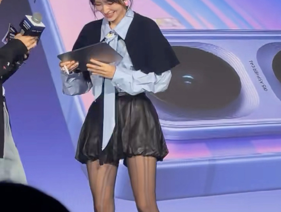 程潇灰色丝袜穿搭参加活动