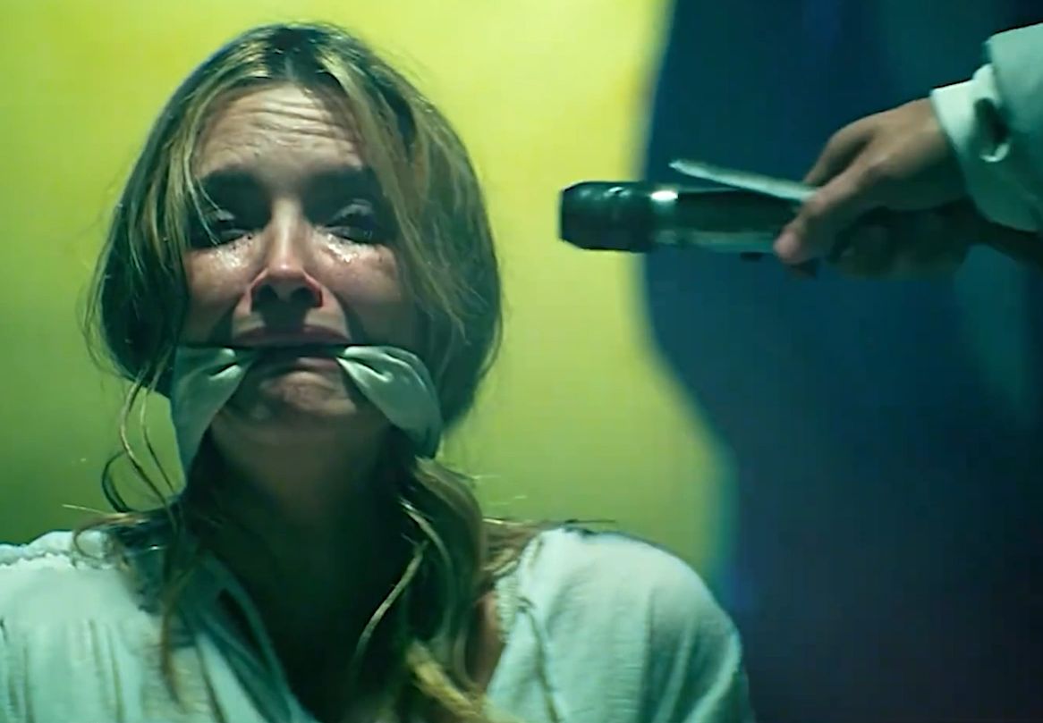 她明明已经答应将所有钱财交给劫匪，可还是将气钉枪对准了她《嗜血战士》