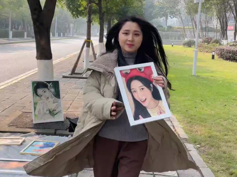 95后重庆川美毕业女生，在沙坪坝路边摆摊画画，为了生活，不丢脸，能给小妹一份支持吗