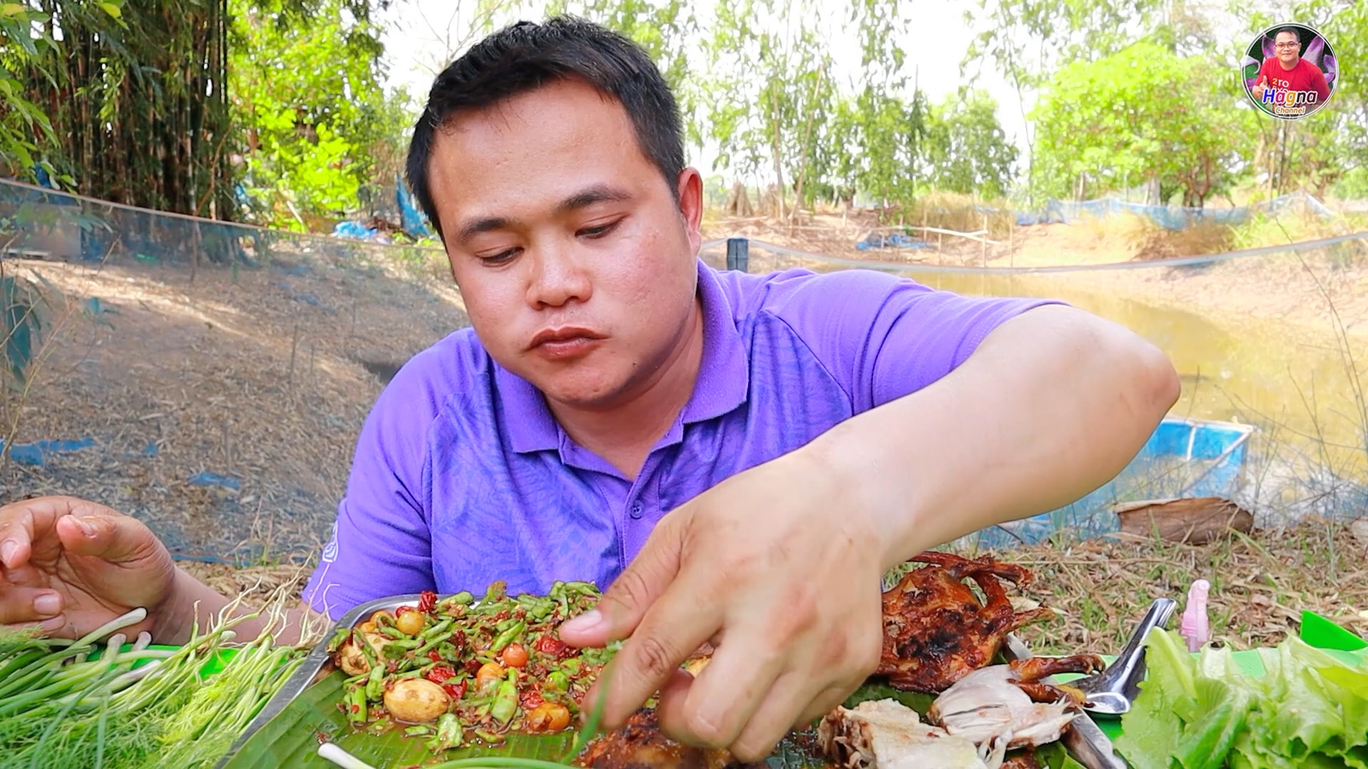 泰国嗯哼哥吃播 今天吃烤田鼠和炒豆角 糯米饭 和各种绿叶菜