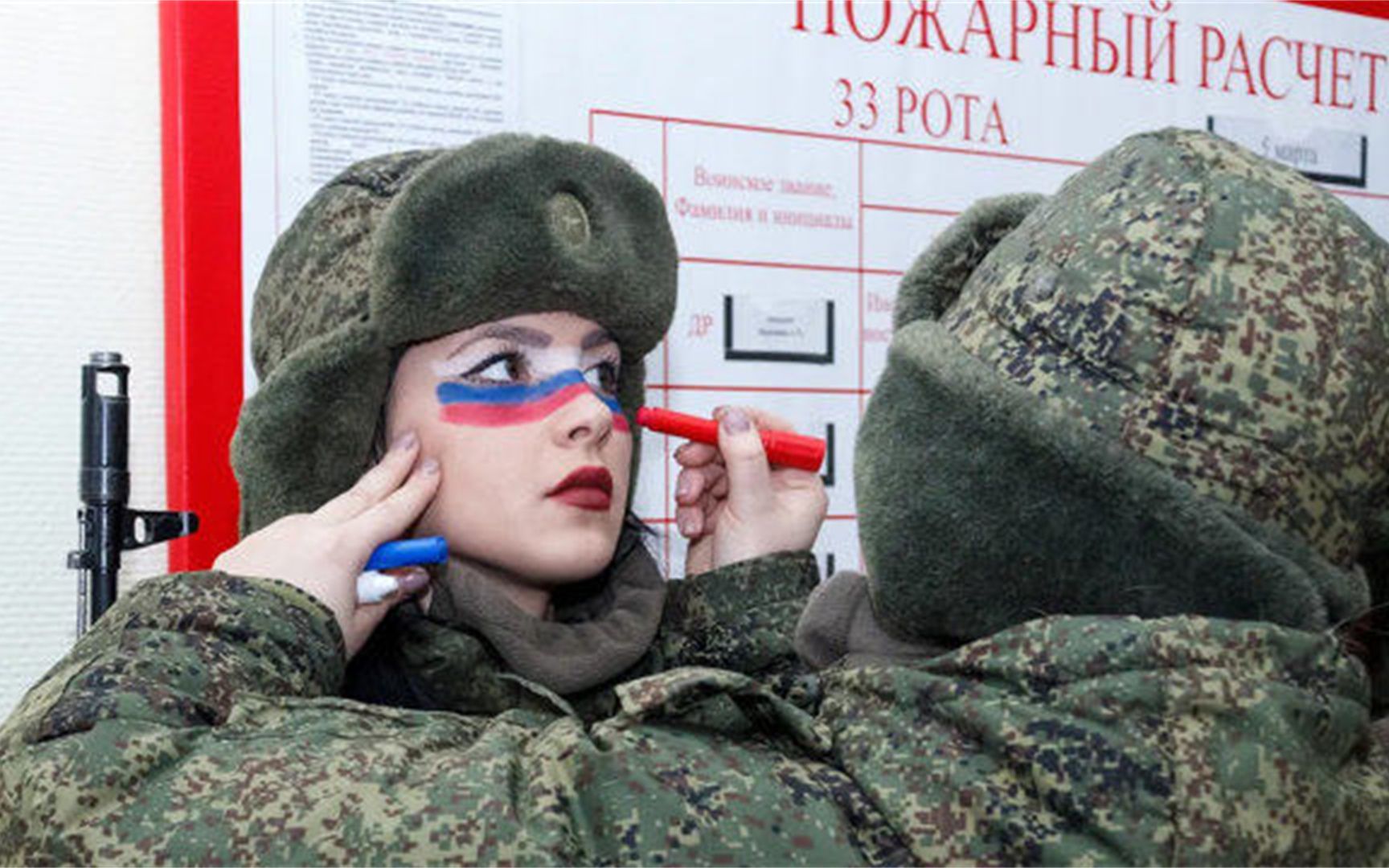 俄军首位阵亡女兵被安葬，曾主动报名上前线，指挥官：真正的英雄
