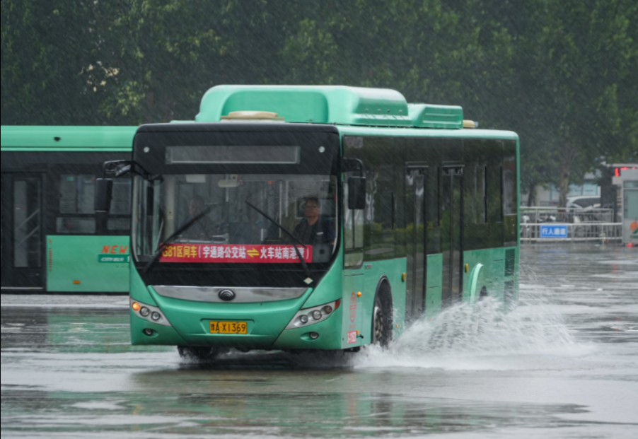 直击暴雨下的郑州公交