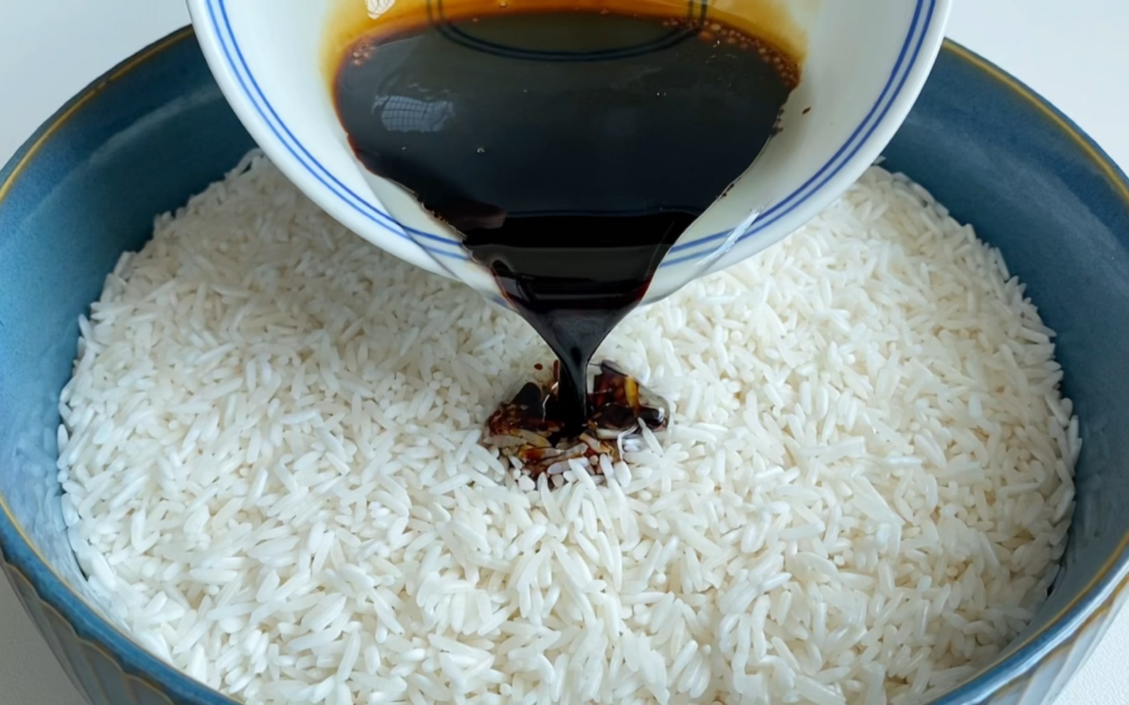 把酱油倒入大米中，学会这样做，我家就不吃馒头了，3天一袋大米