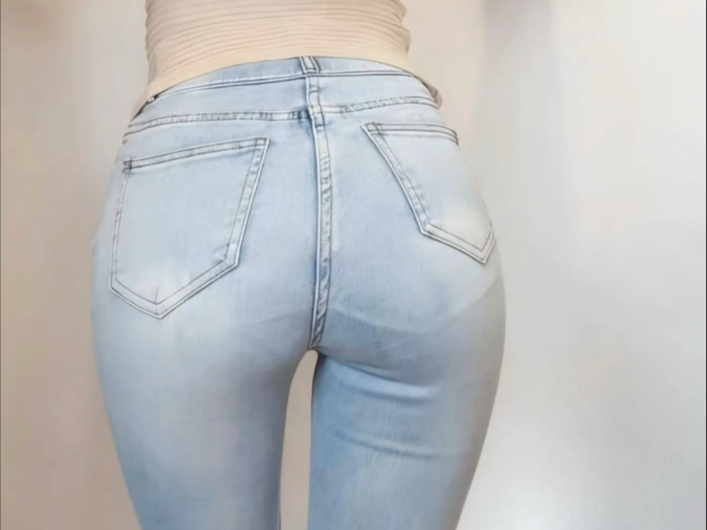 春江潮水连海平，海上明月共潮生。