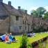英国护照上的村庄，被誉为英格兰最美丽的乡村，因一排石屋而闻名